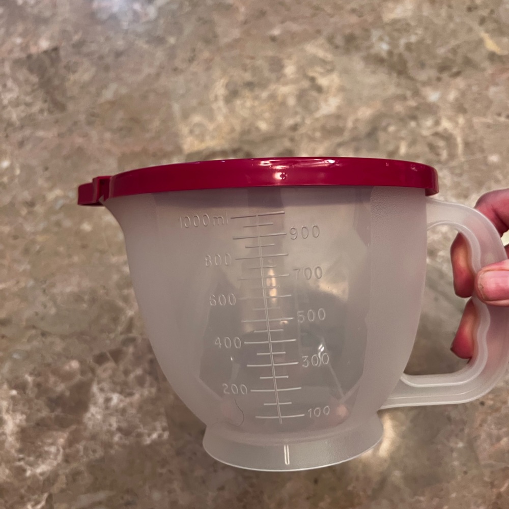 Tupperware measuring cup with cover